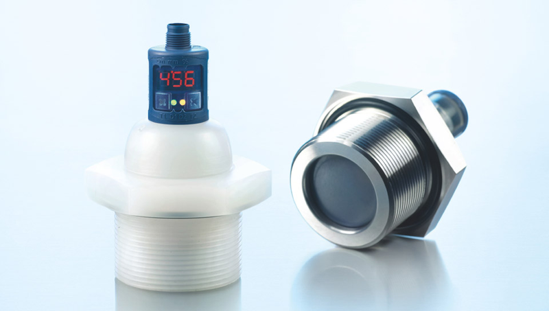 hps+340 hochresistent Links: hps+340 Ultraschall-Füllstandssensoren im hochresistenten PVDF-Gehäuse Rechts: PTFE-Schutzfolie mit einem O-Ring aus FFKM gegen das Gehäuse abgedichtet